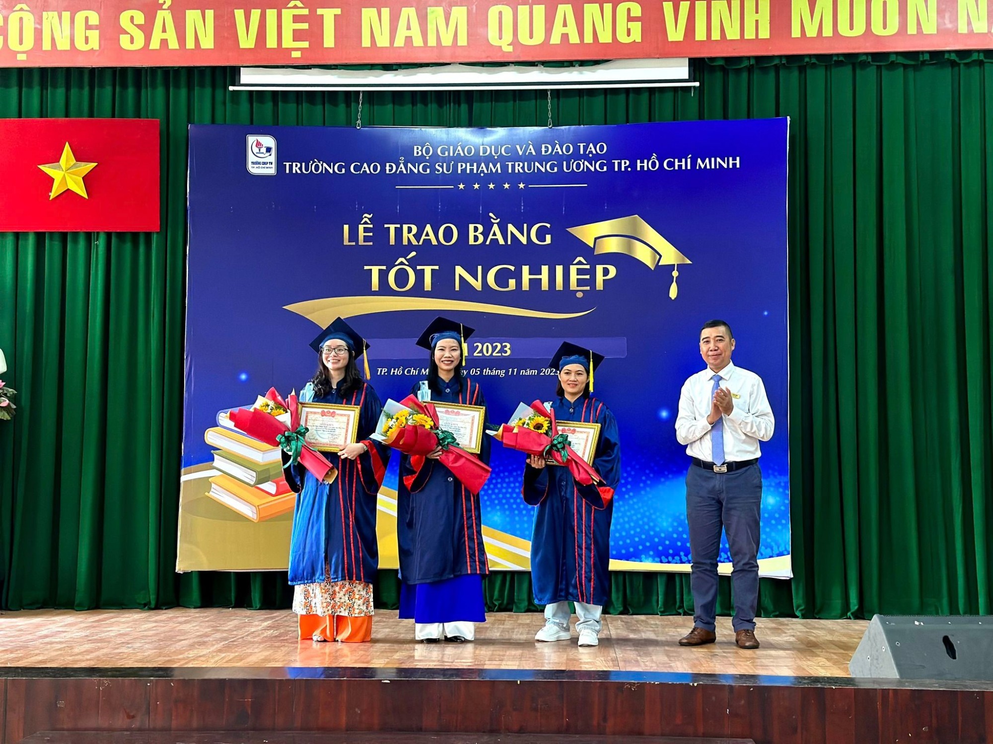 trao-bang-tot-nghiep-2023