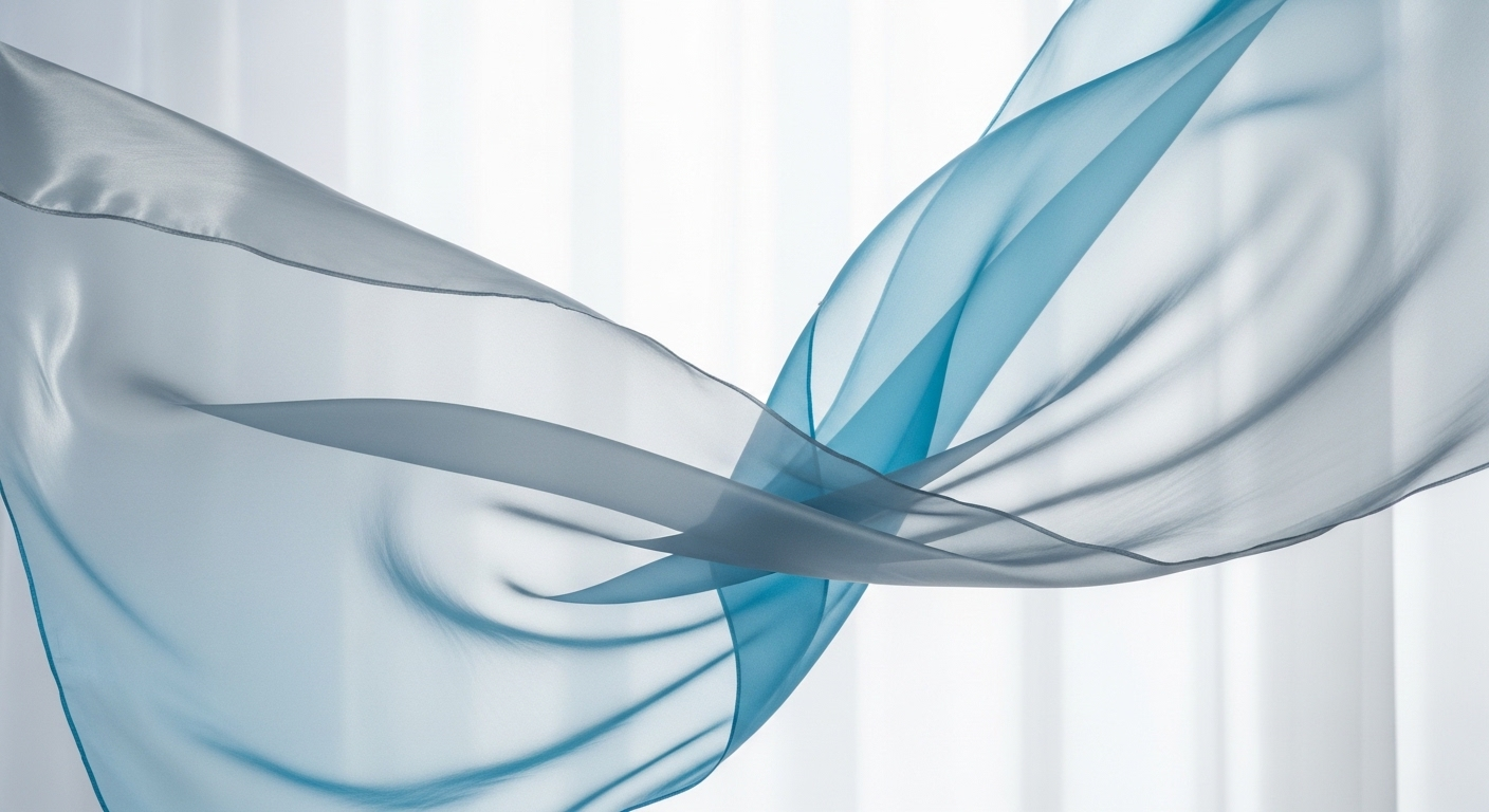 Vải lụa xanh da trời và bạc mỏng, mềm mại bay lượn trên nền trắng tinh khiết, toát lên vẻ nhẹ nhàng, thanh thoát như khí trời. Hình ảnh gợi liên tưởng đến đặc tính của cung Khí gồm cung nào trong chiêm tinh.